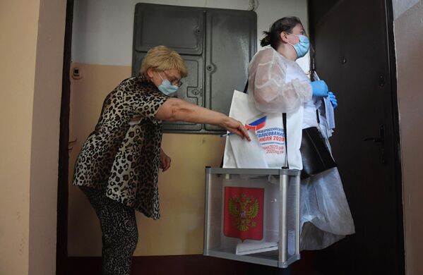 Женщина голосует по вопросу принятия поправок в Конституцию РФ у себя дома в Москве Женщина голосует по вопросу принятия поправок в Конституцию РФ у себя дома в Москве
