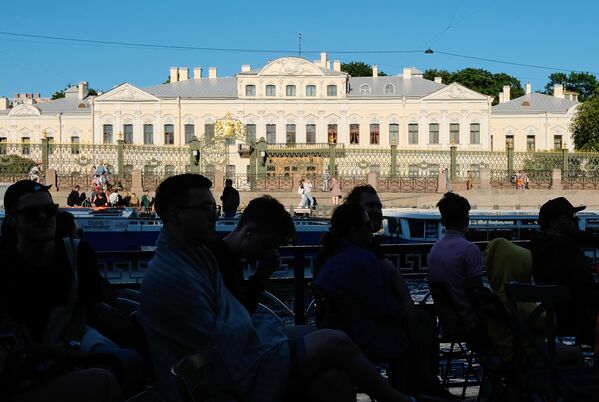 Туристы на прогулочном катере у Шереметьевского дворца в Санкт-Петербурге Туристы на прогулочном катере у Шереметьевского дворца в Санкт-Петербурге