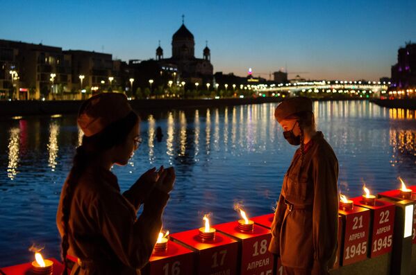 Волонтеры зажгли 1418 свечей на Крымской набережной в Москве в рамках акции Линия памяти Волонтеры зажгли 1418 свечей на Крымской набережной в Москве в рамках акции Линия памяти
