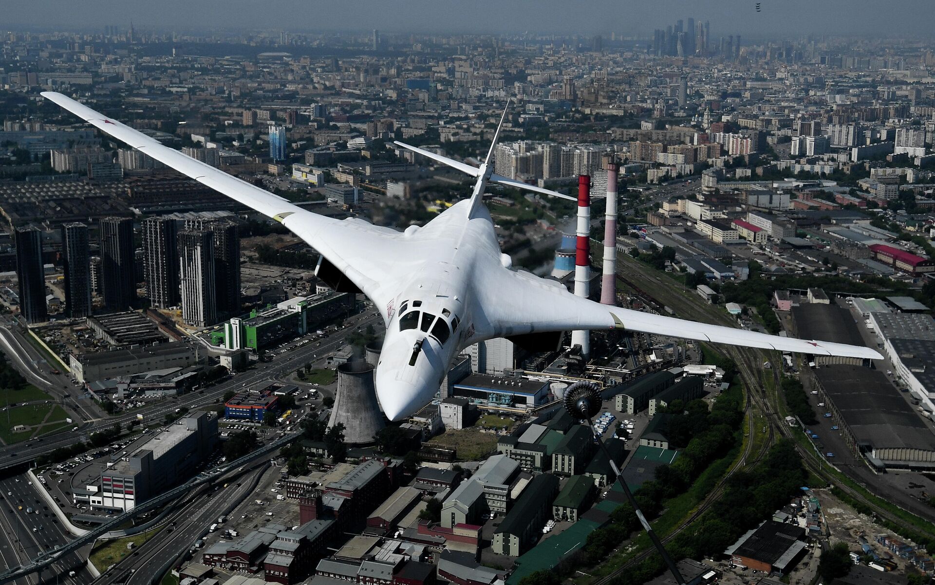 Стратегический бомбардировщик-ракетоносец Ту-160 во время генеральной репетиции воздушной части парада в честь 75-летия Победы в Великой Отечественной войне в Москве Стратегический бомбардировщик-ракетоносец Ту-160 во время генеральной репетиции воздушной части парада в честь 75-летия Победы в Великой Отечественной войне в Москве - РИА Новости, 1920, 12.01.2021