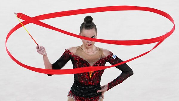 Дина Аверина (Россия) выступает во Дворце гимнастики Ирины Винер-Усмановой на международном онлайн-турнире по художественной гимнастике Дина Аверина (Россия) выступает во Дворце гимнастики Ирины Винер-Усмановой на международном онлайн-турнире по художественной гимнастике