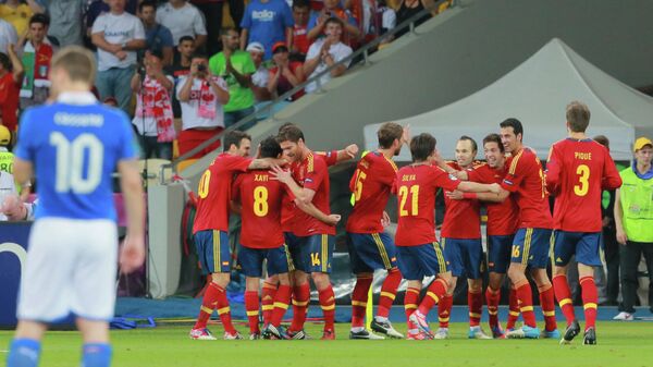 Футболисты сборной Испании радуются голу в финале ЕВРО-2012