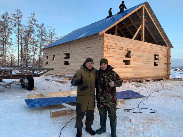 Руслан Платонов вместе с главой поселка Болугур рядом с домом для многодетного отца Руслан Платонов вместе с главой поселка Болугур рядом с домом для многодетного отца