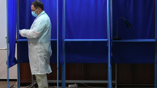 Мужчина голосует по вопросу одобрения изменений в Конституцию России на избирательном участке №1954 в Новосибирске Мужчина голосует по вопросу одобрения изменений в Конституцию России на избирательном участке №1954 в Новосибирске