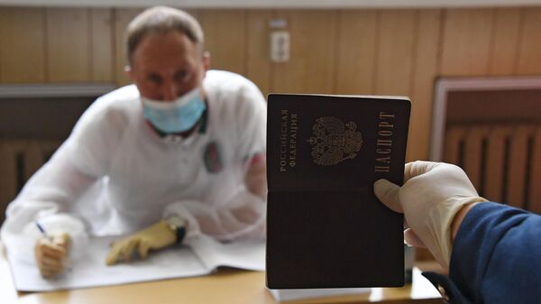 Курсант Морского государственного университета имени адмирала Г. И. Невельского предъявляет свой паспорт во время голосования по вопросу одобрения изменений в Конституцию России во Владивостоке Курсант Морского государственного университета имени адмирала Г. И. Невельского предъявляет свой паспорт во время голосования по вопросу одобрения изменений в Конституцию России во Владивостоке
