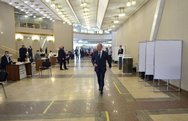 Президент РФ Владимир Путин во время голосования по вопросу одобрения изменений в Конституцию Российской Федерации на избирательном участке на избирательном участке No 2151 в здании РАН Президент РФ Владимир Путин во время голосования по вопросу одобрения изменений в Конституцию Российской Федерации на избирательном участке на избирательном участке No 2151 в здании РАН