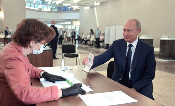 Президент РФ В. Путин принял участие в голосовании по внесению поправок в Конституцию РФ Президент РФ В. Путин принял участие в голосовании по внесению поправок в Конституцию РФ