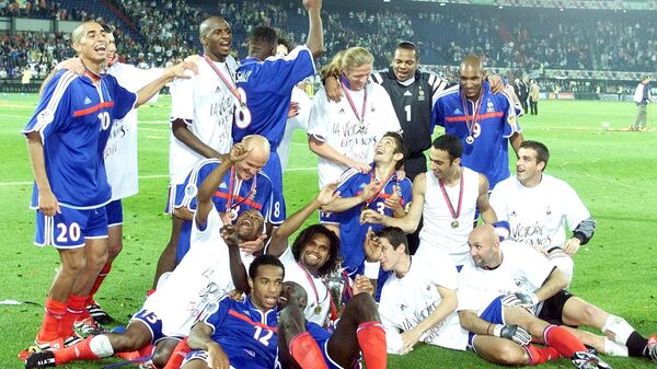 Футболисты сборной Франции радуются победе в финале ЕВРО-2000