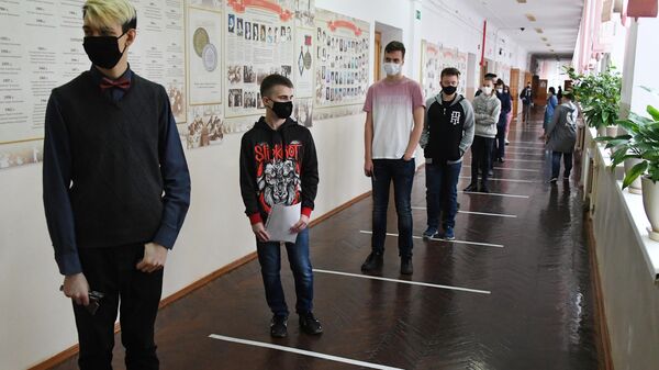 Школьники перед началом единого государственного экзамена Школьники перед началом единого государственного экзамена