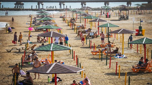 Люди отдыхают на пляже в Баку Люди отдыхают на пляже в Баку