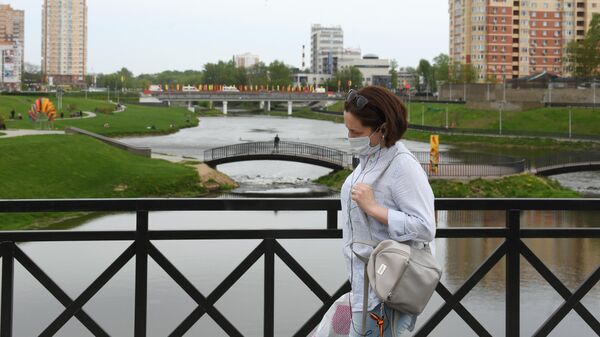 Женщина в защитной маске на одной из улиц в Щелково Московской области Женщина в защитной маске на одной из улиц в Щелково Московской области