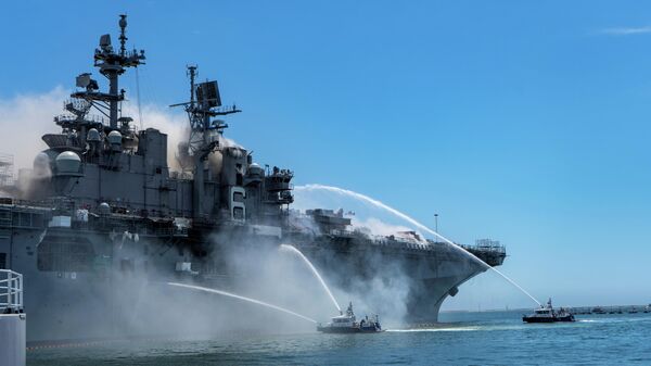 Пожар на универсальном десантном корабле USS Bonhomme Richard (LHD 6) на военно-морской базе в Сан-Диего Пожар на универсальном десантном корабле USS Bonhomme Richard (LHD 6) на военно-морской базе в Сан-Диего