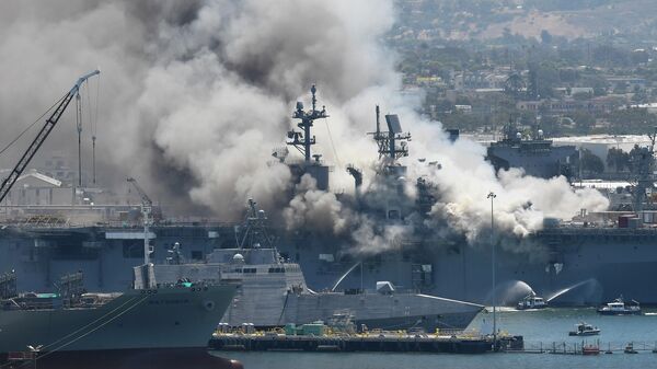 Пожар на универсальном десантном корабле USS Bonhomme Richard (LHD 6) на военно-морской базе в Сан-Диего Пожар на универсальном десантном корабле USS Bonhomme Richard (LHD 6) на военно-морской базе в Сан-Диего