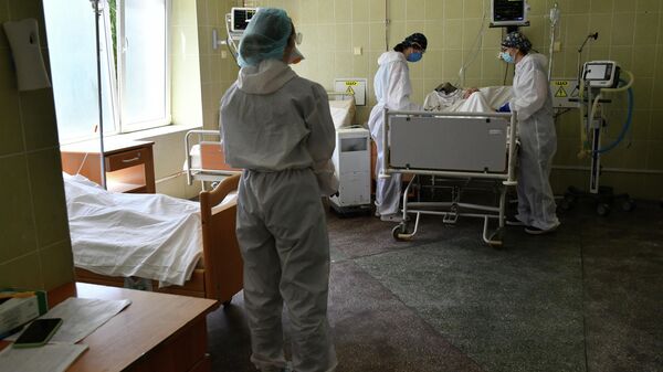 Медицинский персонал в отделении интенсивной терапии для пациентов с COVID-19 Львовской больницы, Украина Медицинский персонал в отделении интенсивной терапии для пациентов с COVID-19 Львовской больницы, Украина