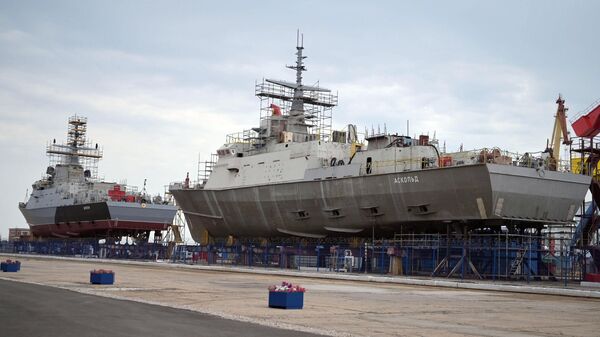 Строящиеся малые ракетные корабли Циклон и Аскольд на стапелях судостроительного завода Залив в Керчи Строящиеся малые ракетные корабли Циклон и Аскольд на стапелях судостроительного завода Залив в Керчи
