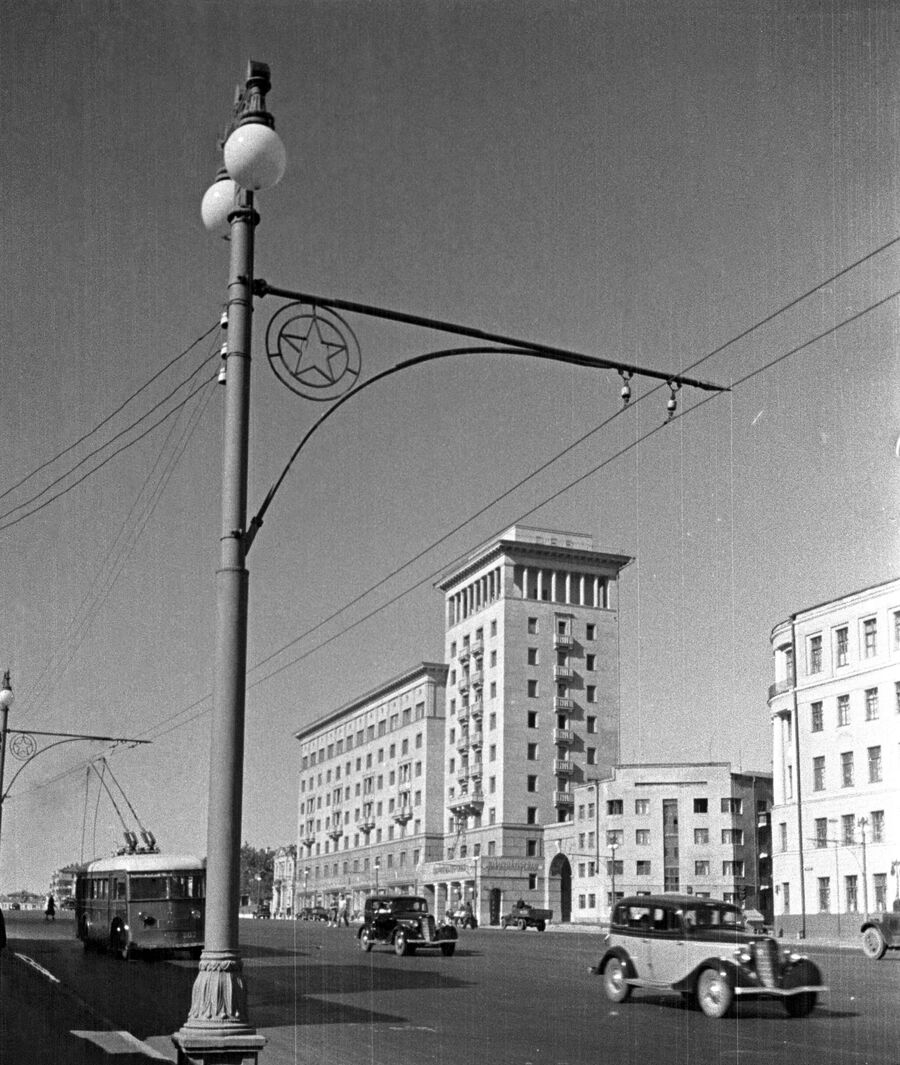Движение автотранспорта на Садовом кольце. Москва, 1938 год Движение автотранспорта на Садовом кольце. Москва, 1938 год