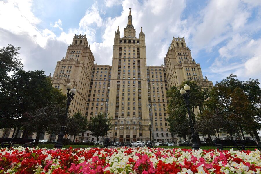 Высотное здание на Кудринской площади в Москве Высотное здание на Кудринской площади в Москве