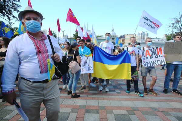 Участники акции протеста против законопроекта Бужанского о продлении преподавания на русском языке в школах Украины Участники акции протеста против законопроекта Бужанского о продлении преподавания на русском языке в школах Украины