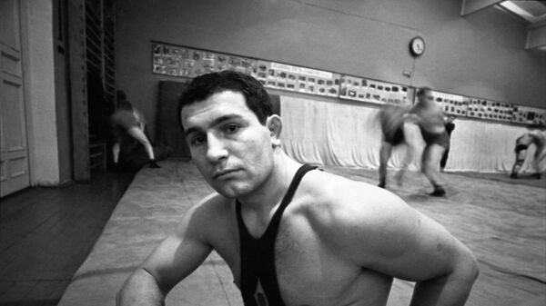 Советский борец вольного стиля, самбист, олимпийский чемпион (Токио, 1964 г.) в тяжелом весе, четырехкратный чемпион мира по вольной борьбе Александр Иваницкий на тренировке. Советский борец вольного стиля, самбист, олимпийский чемпион (Токио, 1964 г.) в тяжелом весе, четырехкратный чемпион мира по вольной борьбе Александр Иваницкий на тренировке.