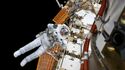 Астронавт НАСА Крис Кэссиди во время планового выхода в открытый космос для модернизации системы электропитания станции