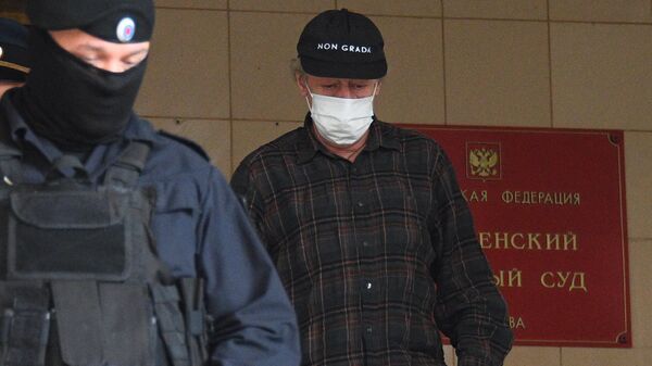 Актер Михаил Ефремов выходит из здания Пресненского суда города Москвы Актер Михаил Ефремов выходит из здания Пресненского суда города Москвы