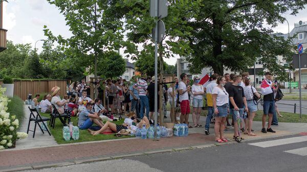 Люди выстраиваются в очередь у посольства Белоруссии в Варшаве, чтобы проголосовать во время президентских выборов Люди выстраиваются в очередь у посольства Белоруссии в Варшаве, чтобы проголосовать во время президентских выборов