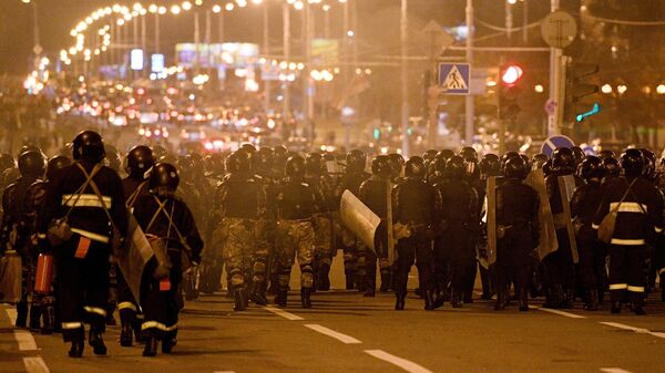Сотрудники правоохранительных органов во время акции протеста в Минске Сотрудники правоохранительных органов во время акции протеста в Минске