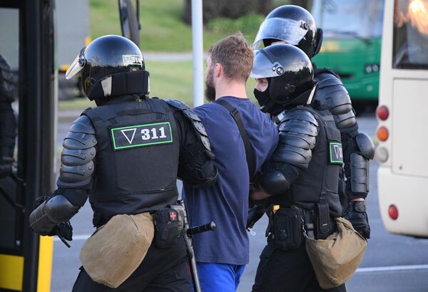 Сотрудники правоохранительных органов задерживают участников акции протеста в Минске Сотрудники правоохранительных органов задерживают участников акции протеста в Минске