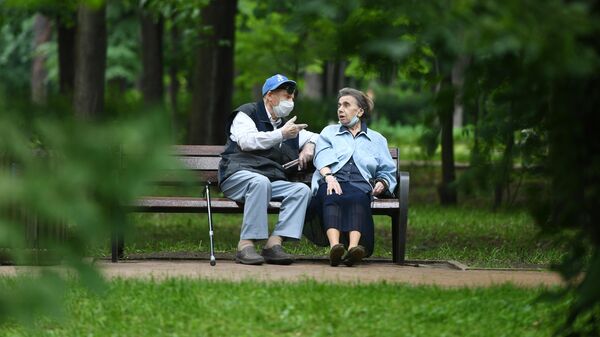 Отдыхающие пенсионеры в парке Сокольники в Москве Отдыхающие пенсионеры в парке Сокольники в Москве