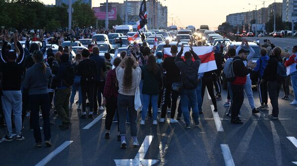 Участники акции протеста у станции метро Пушкинская в Минске Участники акции протеста у станции метро Пушкинская в Минске
