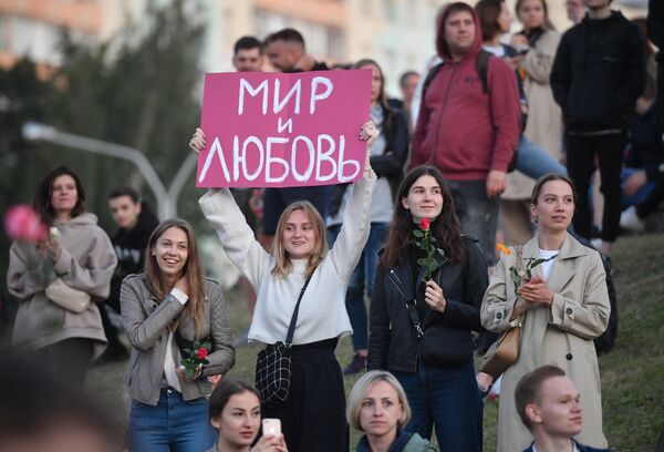 Участники акции протеста у станции метро Пушкинская в Минске Участники акции протеста у станции метро Пушкинская в Минске