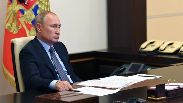 Президент РФ Владимир Путин во время встречи в режиме видеоконференции с временно исполняющим обязанности губернатора Архангельской области Александром Цыбульским Президент РФ Владимир Путин во время встречи в режиме видеоконференции с временно исполняющим обязанности губернатора Архангельской области Александром Цыбульским