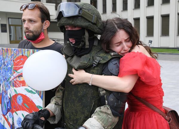 Участники акции протеста и военнослужащий в Минске Участники акции протеста и военнослужащий в Минске