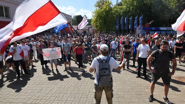 Участники митинга возле Минского моторного завода Участники митинга возле Минского моторного завода