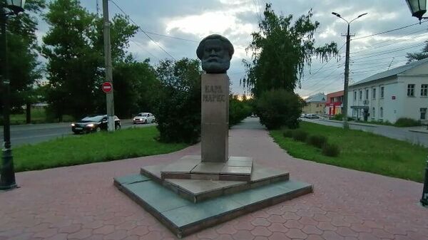 Бульвар на улице Карла Маркса в Тольятти Бульвар на улице Карла Маркса в Тольятти