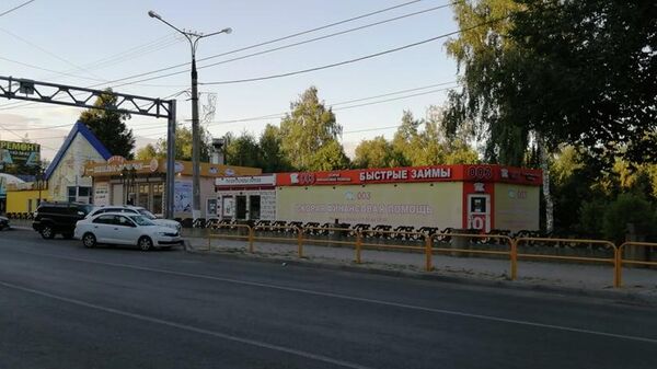 Ряд ларьков вдоль Центрального парка Тольятти Ряд ларьков вдоль Центрального парка Тольятти