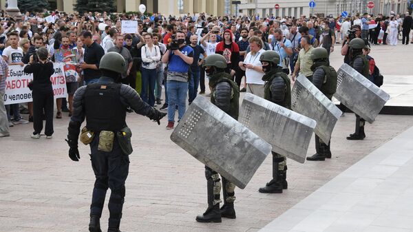 Участники акции протеста и военнослужащие в Минске