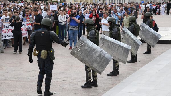 Участники акции протеста и военнослужащие в Минске Участники акции протеста и военнослужащие в Минске