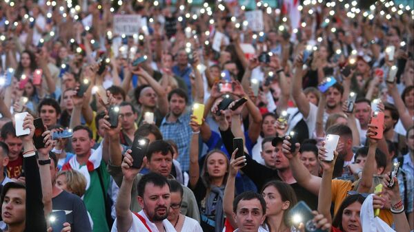 Участники акции протеста на площади Независимости в Минске Участники акции протеста на площади Независимости в Минске