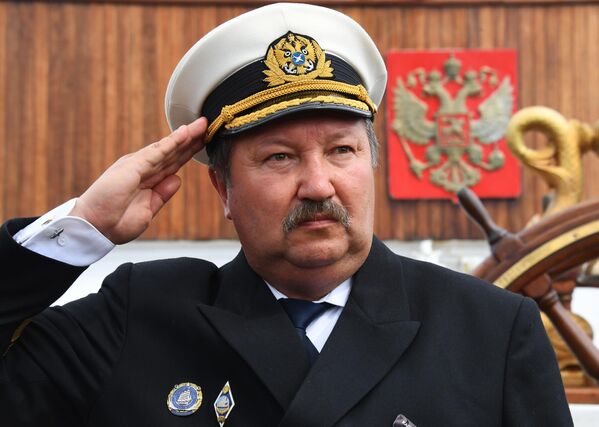 Капитан барка Седов Виктор Николин на палубе судна перед отправлением в экспедицию по Северному морскому пути из Владивостока в Калининград Капитан барка Седов Виктор Николин на палубе судна перед отправлением в экспедицию по Северному морскому пути из Владивостока в Калининград