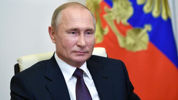 Президент РФ Владимир Путин во время встречи посредством телеконференции с выпускниками III потока программы развития кадрового управленческого резерва Президент РФ Владимир Путин во время встречи посредством телеконференции с выпускниками III потока программы развития кадрового управленческого резерва