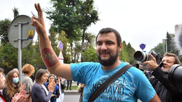 Член президиума оппозиционного Координационного совета Сергей Дылевский у здания Следственного комитета Белоруссии Член президиума оппозиционного Координационного совета Сергей Дылевский у здания Следственного комитета Белоруссии