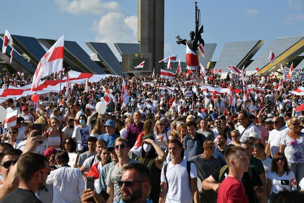 Участники общегражданского марша За свободу у стелы Минск — город-герой в Минске Участники общегражданского марша За свободу у стелы Минск — город-герой в Минске