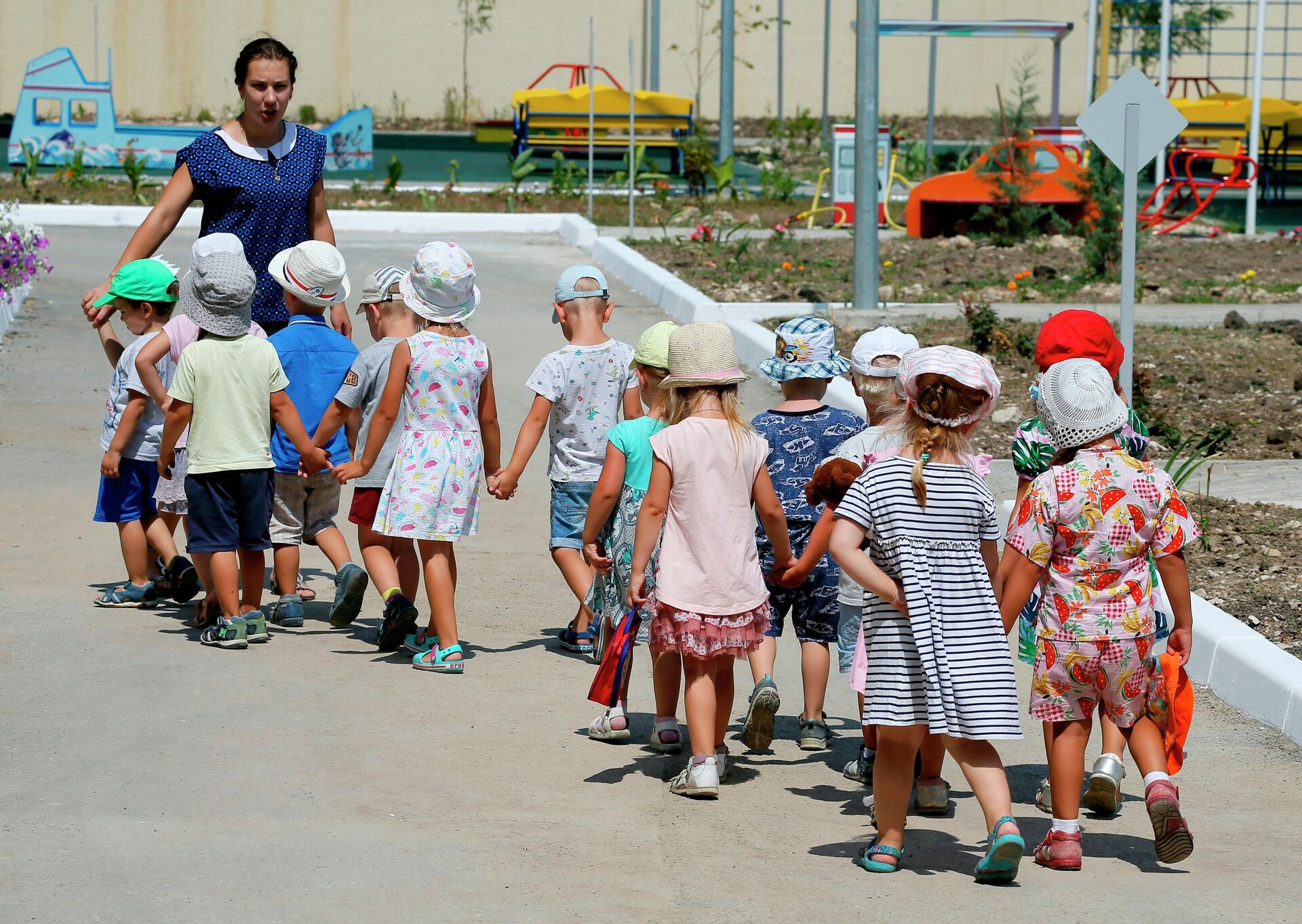 Дети с воспитателем в детском саду - РИА Новости, 1920, 06.08.2021