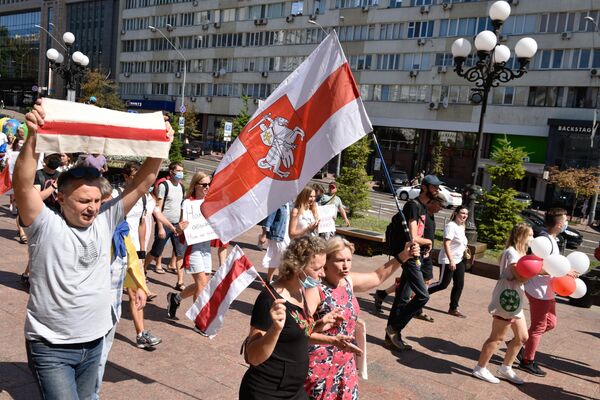 Участники акции в Киеве в поддержку протестующих в Белоруссии Участники акции в Киеве в поддержку протестующих в Белоруссии