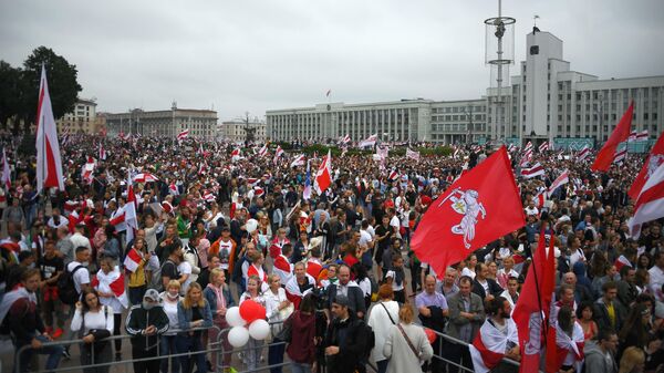 Участники акции протеста на площади Независимости в Минске Участники акции протеста на площади Независимости в Минске