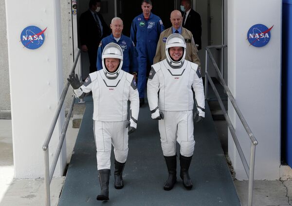 Астронавты NASA Дуглас Херли и Роберт Бенкен перед полетом на космическом корабле Crew Dragon, разработанном компанией SpaceX Астронавты NASA Дуглас Херли и Роберт Бенкен перед полетом на космическом корабле Crew Dragon, разработанном компанией SpaceX
