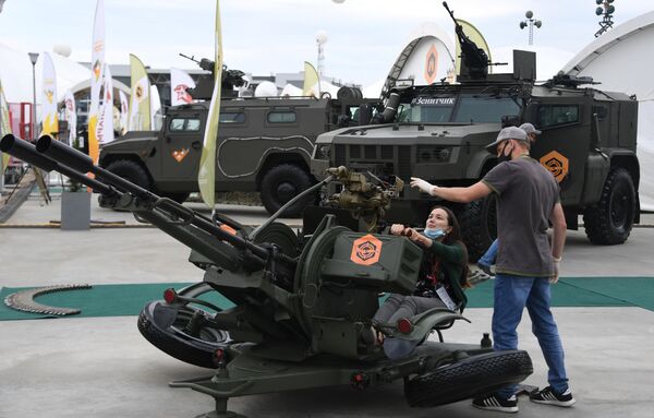 Посетители у 23-миллиметровой спаренной зенитной установки ЗУ-23 на выставке вооружений Международного военно-технического форума (МВТФ) Армия-2020 в военно-патриотическом парке Патриот Посетители у 23-миллиметровой спаренной зенитной установки ЗУ-23 на выставке вооружений Международного военно-технического форума (МВТФ) Армия-2020 в военно-патриотическом парке Патриот