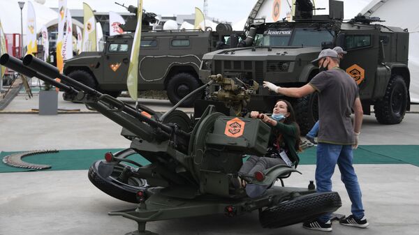 Посетители у 23-миллиметровой спаренной зенитной установки ЗУ-23 на выставке вооружений Международного военно-технического форума (МВТФ) Армия-2020 в военно-патриотическом парке Патриот Посетители у 23-миллиметровой спаренной зенитной установки ЗУ-23 на выставке вооружений Международного военно-технического форума (МВТФ) Армия-2020 в военно-патриотическом парке Патриот