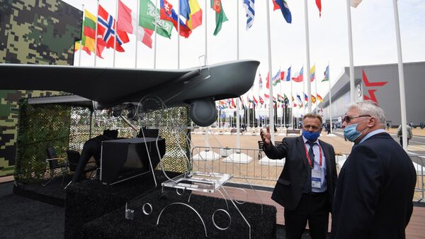 Посетители на выставке вооружений Международного военно-технического форума Армия-2020 Посетители на выставке вооружений Международного военно-технического форума Армия-2020